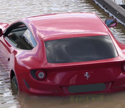 Ferrari FF ini antara kereta yang terjejas dalam banjir di London