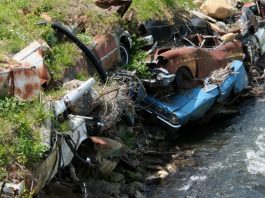 Jarang orang buat! Kereta terbiar diguna sebagai penghalang hakisan tebing sungai