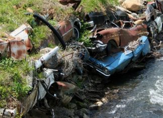 Jarang orang buat! Kereta terbiar diguna sebagai penghalang hakisan tebing sungai