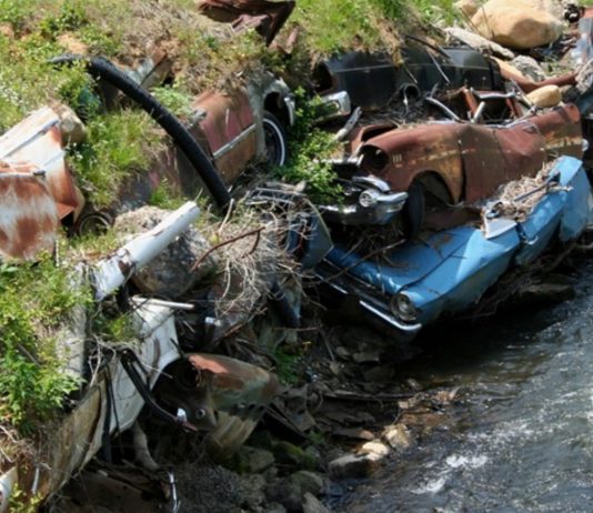 Jarang orang buat! Kereta terbiar diguna sebagai penghalang hakisan tebing sungai