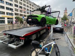 Akibat parkir merata, Lamborghini Huracan Evo Spyder diangkat trak tunda