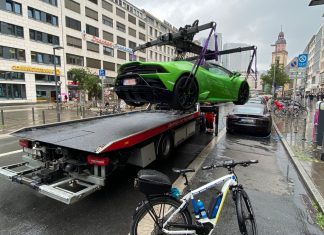 Akibat parkir merata, Lamborghini Huracan Evo Spyder diangkat trak tunda