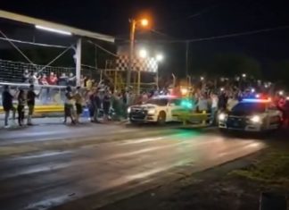 Polis Dallas, Amerika Syarikat guna kereta peronda sertai perlumbaan drag