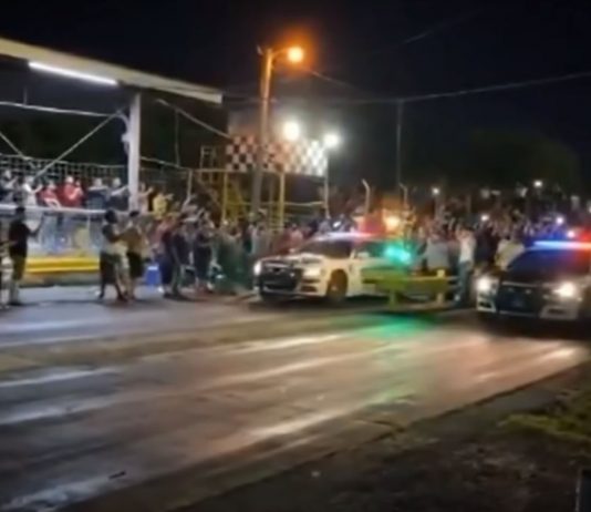 Polis Dallas, Amerika Syarikat guna kereta peronda sertai perlumbaan drag