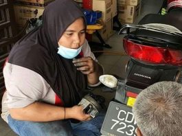 Kerana minat, gadis pomen motosikal ini tidak kekok buat kerja-kerja lelaki