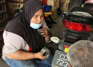 Kerana minat, gadis pomen motosikal ini tidak kekok buat kerja-kerja lelaki