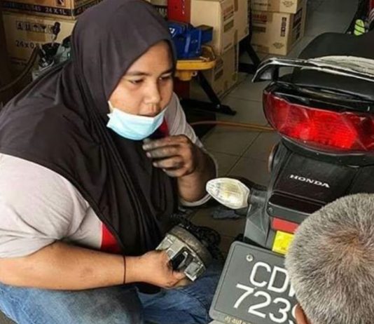 Kerana minat, gadis pomen motosikal ini tidak kekok buat kerja-kerja lelaki