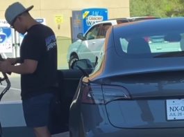 Seorang lelaki tular kerana cuba isi minyak pada Tesla Model 3