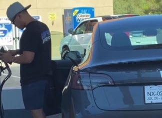 Seorang lelaki tular kerana cuba isi minyak pada Tesla Model 3