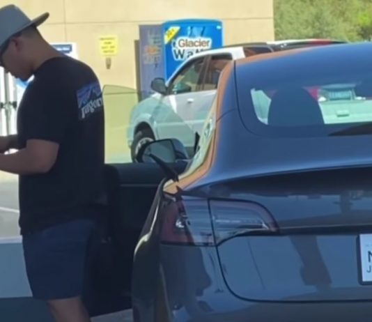 Seorang lelaki tular kerana cuba isi minyak pada Tesla Model 3