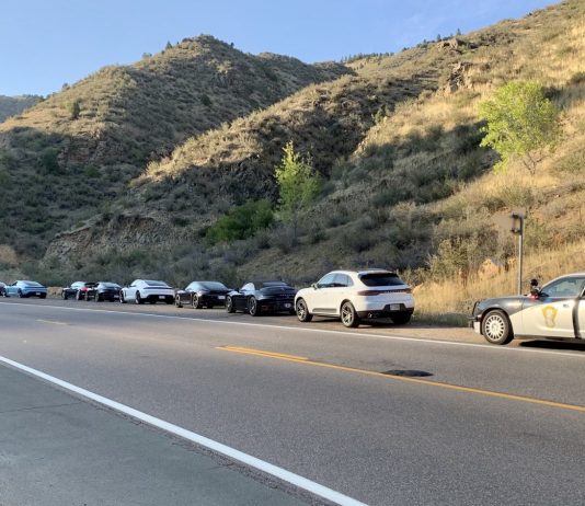 Konvoi 10 buah Porsche berakhir dengan saman polis kerana melebihi had laju 10 porsche