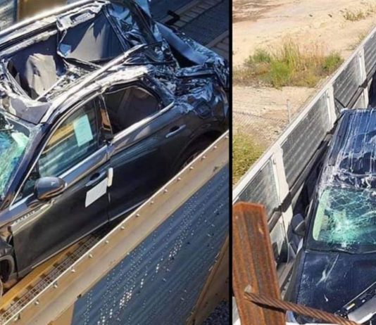 Lalu bawah jambatan rendah, kereta api ini rosak teruk bersama kerata baru di dalamnya