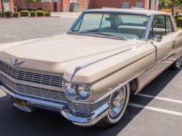 Pemain dram Blink-182, Travis Barker jual Cadillac Coupe DeVille 1964 kesayangan