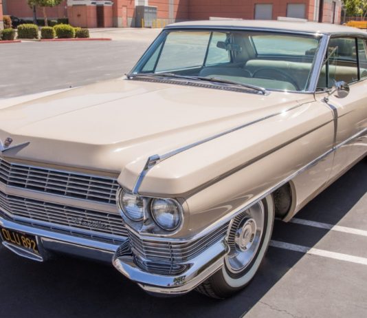 Pemain dram Blink-182, Travis Barker jual Cadillac Coupe DeVille 1964 kesayangan