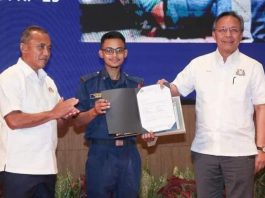 Hero MBJB ‘flying kick’ peragut terima anugerah penghargaan, dinaikkan pangkat