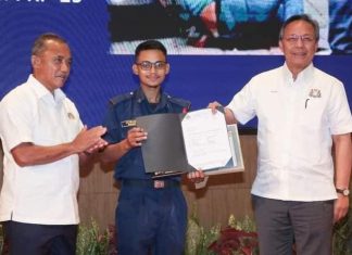 Hero MBJB ‘flying kick’ peragut terima anugerah penghargaan, dinaikkan pangkat