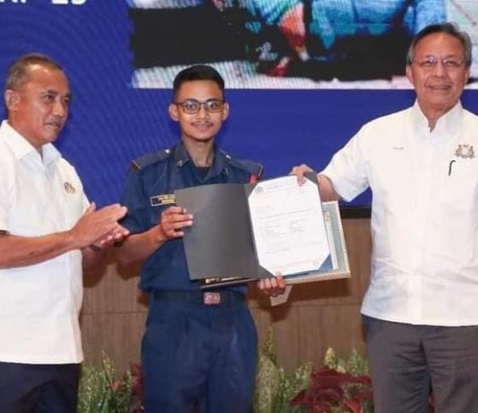 Hero MBJB ‘flying kick’ peragut terima anugerah penghargaan, dinaikkan pangkat