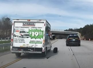 Pencuri ini guna trak U-Haul untuk lari dari polis, tapi tayar tercabut pula