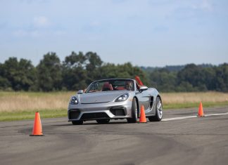 Gadis 16 tahun catat rekod dunia untuk slalom terpantas dengan Porsche 718 Boxster Spyder