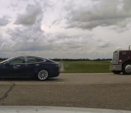 Pemandu Tesla Model S ini tidur dan biarkan kereta dalam mod Autopilot hingga cecah 150km/j