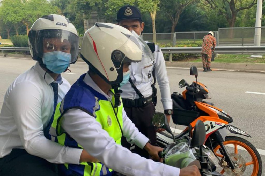 polis bantu pelajar