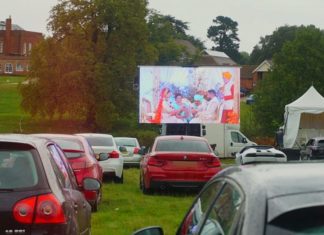 Patuhi had tetamu di England, pengantin ini anjurkan majlis perkahwinan ‘drive in’