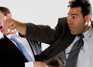 Tak puas hati dihon, suspek tumbuk muka pengguna jalan raya