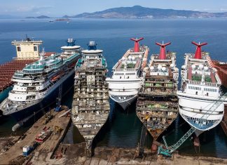 Kapal persiaran mewah ini tersadai kerana Covid-19, kini dijual sebagai besi buruk