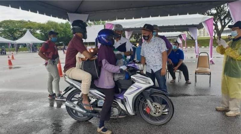 tunggang motosikal dalam hujan