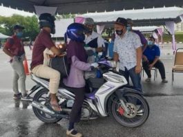 Ibu sanggup tunggang motosikal dalam hujan sejauh 30km demi hantar anak masuk universiti
