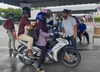 Ibu sanggup tunggang motosikal dalam hujan sejauh 30km demi hantar anak masuk universiti