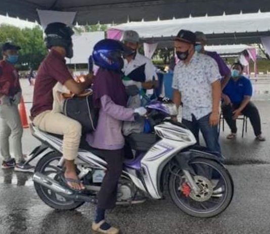 Ibu sanggup tunggang motosikal dalam hujan sejauh 30km demi hantar anak masuk universiti