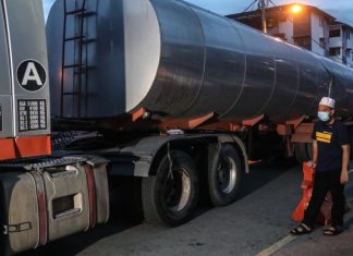 Ustaz Ebit Lew beli air 2 buah lori besar untuk agih kepada penduduk terjejas