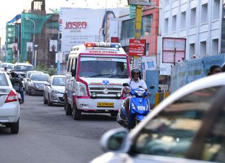 Pemandu ambulans berhenti ambil pisang goreng ketika bawa pesakit