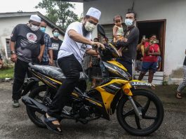 Motosikal Orang Asli terbakar, Ustaz Ebit Lew tampil hulur bantuan