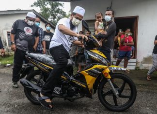Motosikal Orang Asli terbakar, Ustaz Ebit Lew tampil hulur bantuan