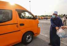 Ustaz Ebit Lew beri sumbangan kepada 250 pemandu van dan bas sekolah