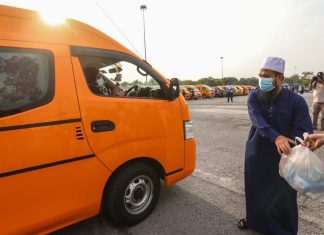 Ustaz Ebit Lew beri sumbangan kepada 250 pemandu van dan bas sekolah