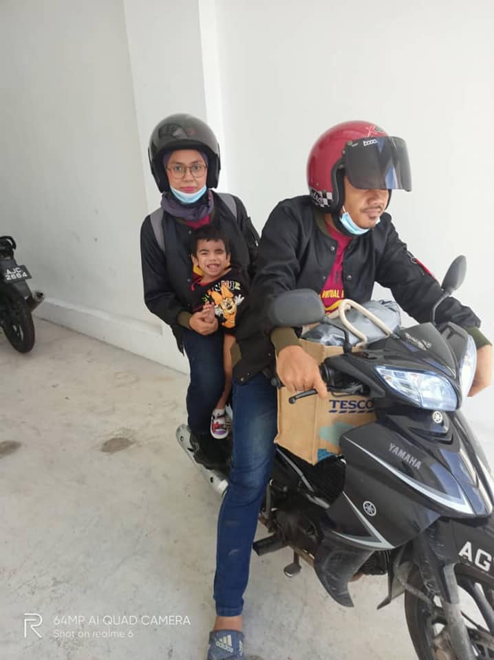 naik motosikal bawa anak