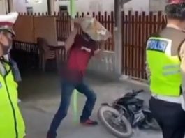 Tak puas hati teguran polis, lelaki ini rosakkan motosikal miliknya