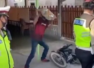 Tak puas hati teguran polis, lelaki ini rosakkan motosikal miliknya