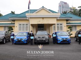 Sultan Ibrahim kurniakan Proton X70 dan Perodua Myvi kepada doktor, ketua jururawat Hospital Sultanah Aminah