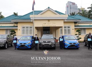 Sultan Ibrahim kurniakan Proton X70 dan Perodua Myvi kepada doktor, ketua jururawat Hospital Sultanah Aminah