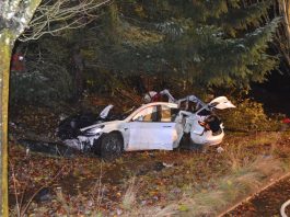 Tesla Model 3 terlibat kemalangan, bateri tercabut hingga ke dalam rumah dan sebabkan kebakaran