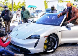Dwayne ‘The Rock’ Johnson terlalu besar untuk sebuah Porsche Taycan The rock