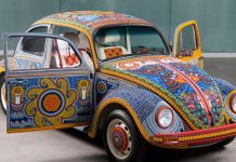 Vochol, sebuah Volkswagen Beetle yang dihias dengan lebih 2 juta manik