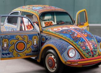 Vochol, sebuah Volkswagen Beetle yang dihias dengan lebih 2 juta manik