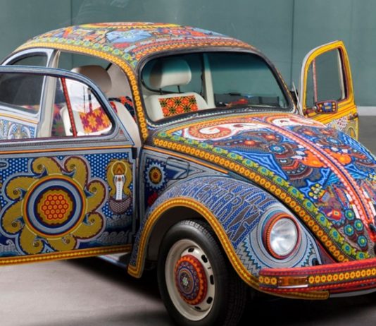 Vochol, sebuah Volkswagen Beetle yang dihias dengan lebih 2 juta manik