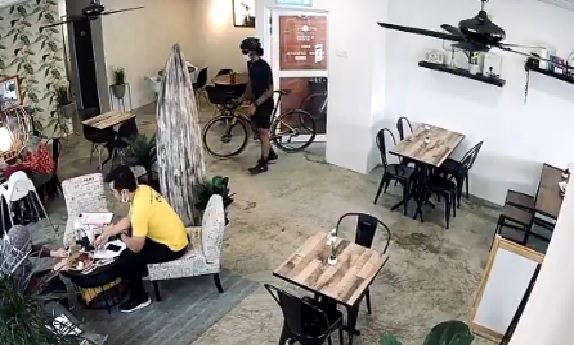basikal dalam kafe