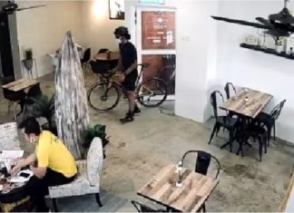 Dua lelaki selamba bawa masuk dan parkir basikal dalam kafe